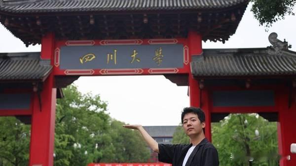 8月28日，30岁的李世昌引发网友热议。作为电子科技大学本科、四川大学计算机硕士