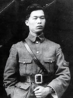 蒋介石为什么一定要杀害邓演达呢？今天呢，就用咱们老百姓听得懂的话说清楚。

邓演