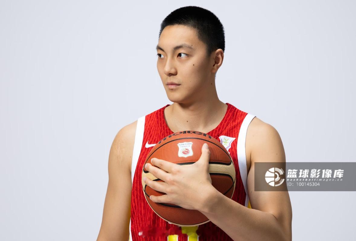 胡明轩中国男篮vs波黑男篮 【2025年中国男篮热身赛——南京站第一场】📅 赛