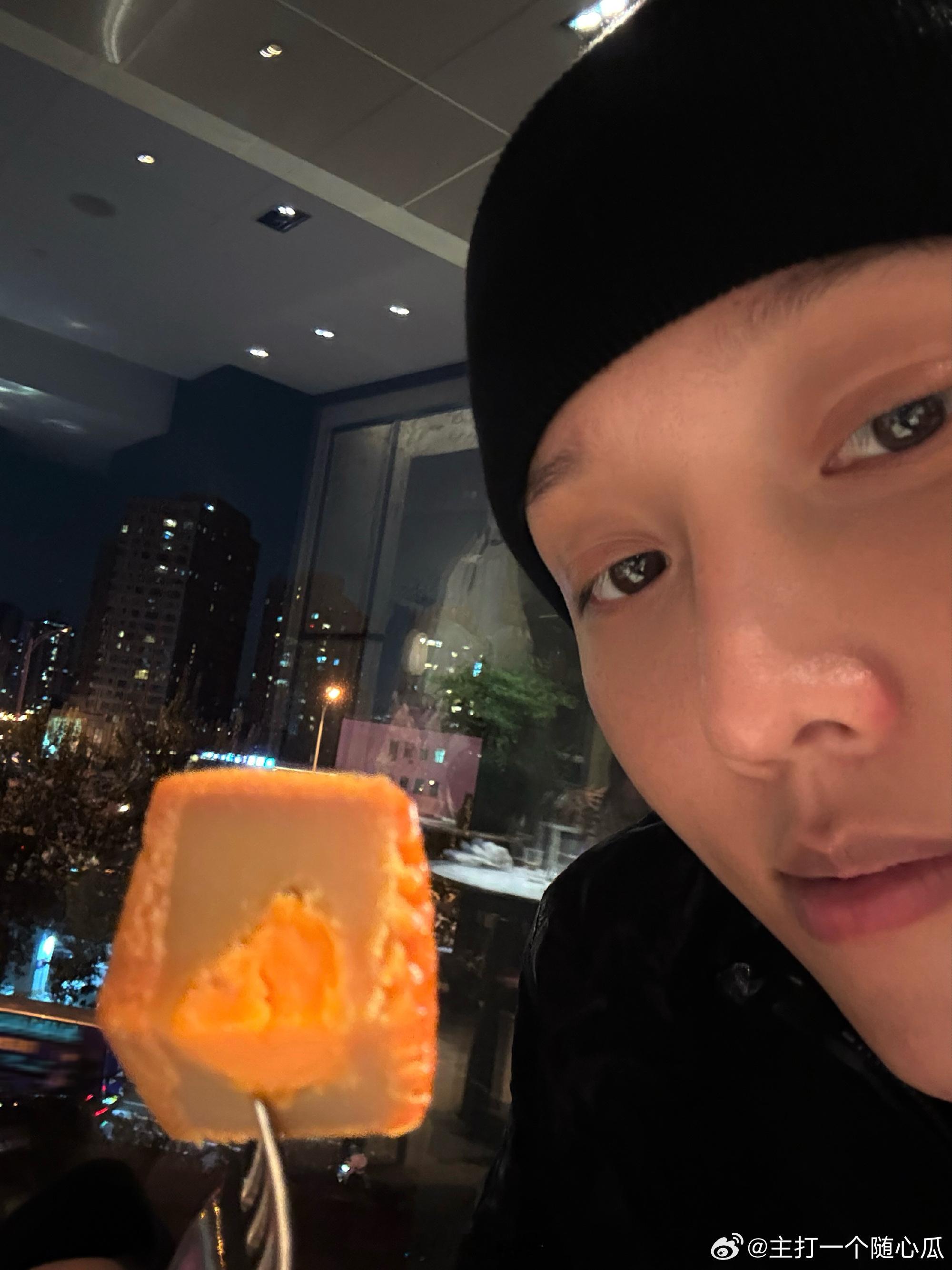 刘雨昕中秋月饼自拍，吃了么？ ​​​