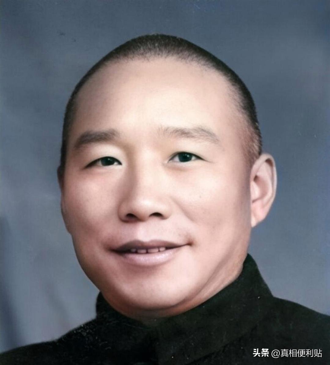 1948年，国军的一名伙夫和大部队走散了，被解放军拦下。解放军看他年纪大，便发了