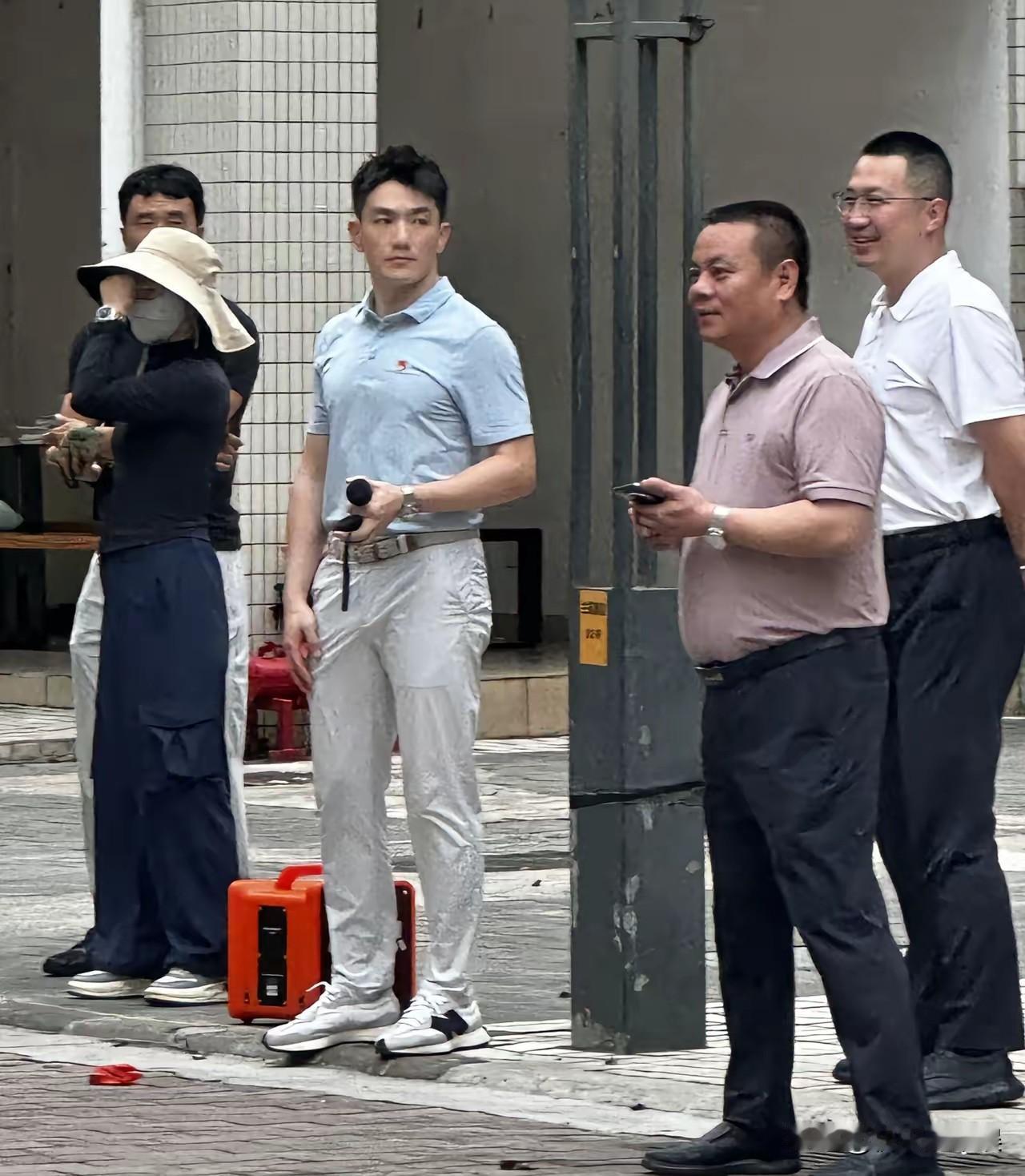 张馨予真的好命，嫁给普通人，没有攀附豪门，但是妻子却过成了诗
如今工作之余，四处