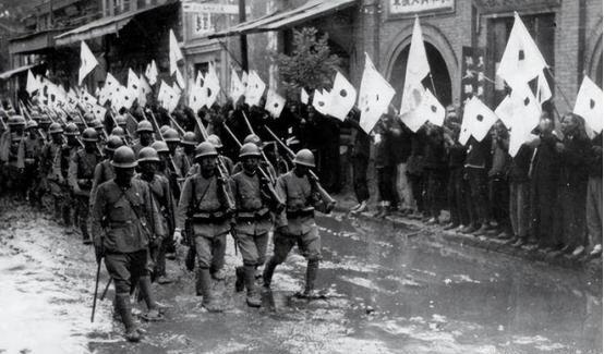 1947年，恶贯满盈的日本战犯田中久一被中国士兵狠狠按在地上，只见负责枪决的战士