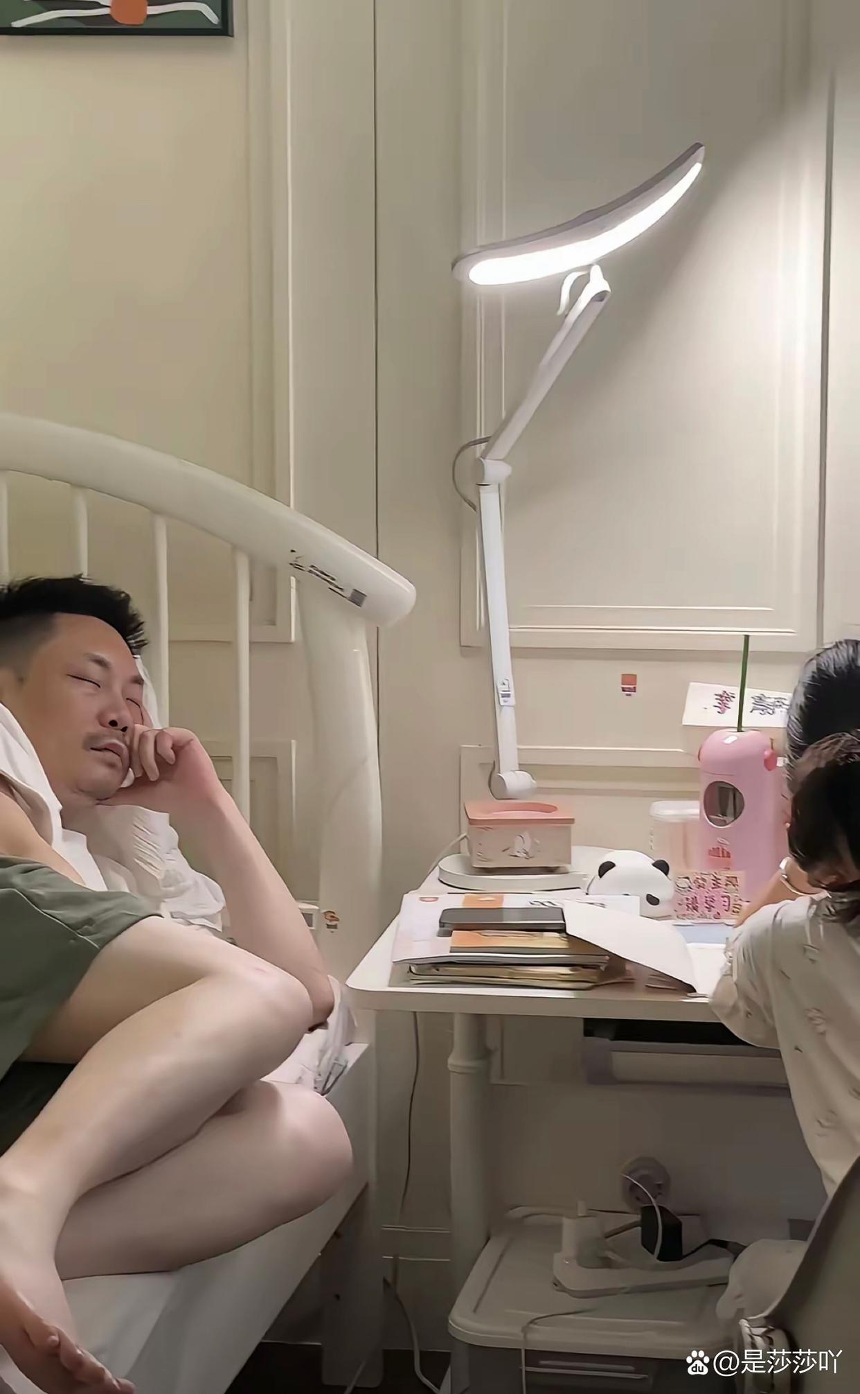 不仅CEO也逃不过辅导作业的坎儿吗？那就对了。
 
刷到一条爸爸辅导孩子功课睡着