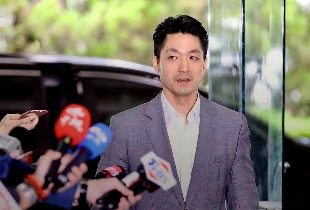 抄到提示词都懒得改，蒋万安团队这波社死比丢台北还可怕；对面“洋流”磨刀，蓝营自己