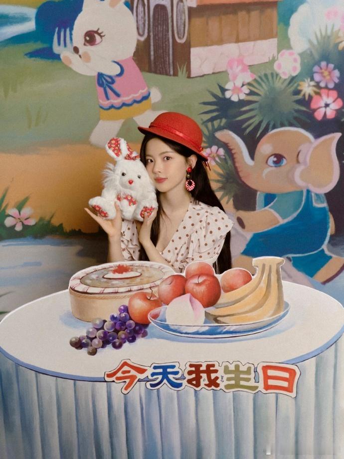 #杨超越复古生日照##杨超越怀旧风生日照#叮铃铃～恭喜我们的小女孩按时长大！愿你