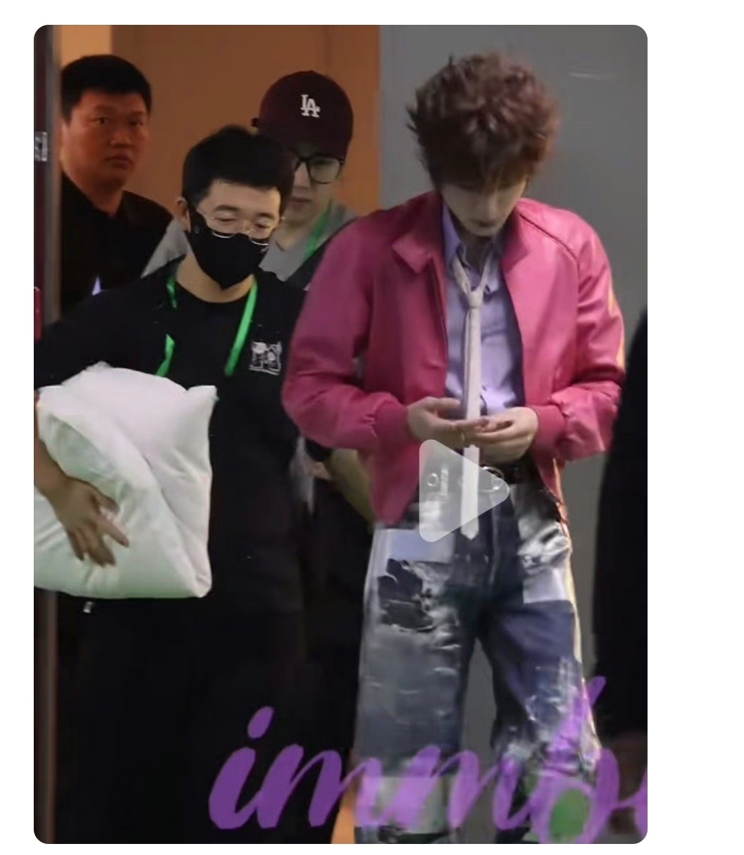 娱乐宋亚轩带枕头通宵录节目宋亚轩带枕头上班宋亚轩带枕头上班，啊哈哈哈哈有点可怜有