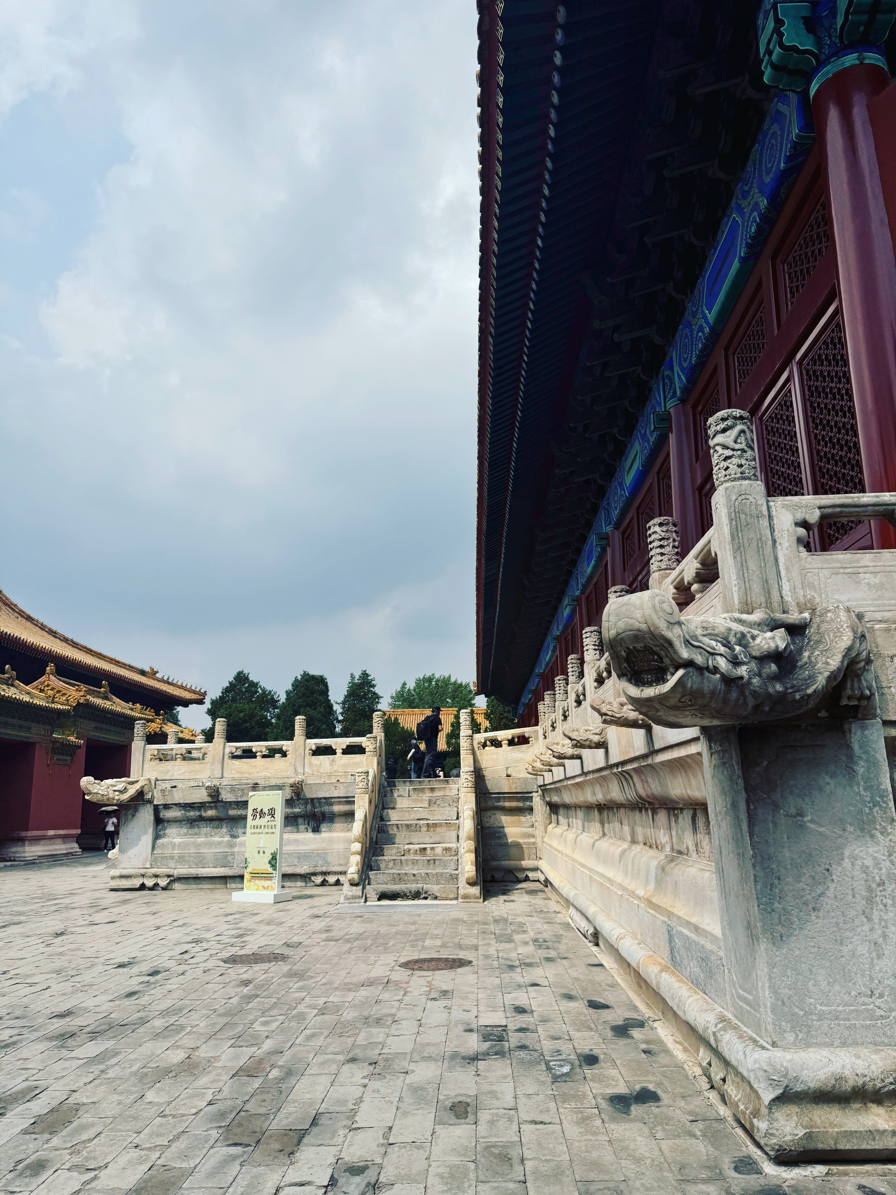 太庙的人还少一点。如果我们不花三块门票从太庙穿去故宫，估计还要排队更久。 