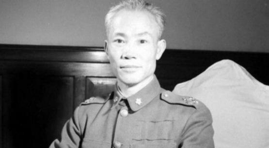 1916年，陈明仁母亲卧病在床，为了给自己“冲喜”，便让十三岁的少年陈明仁与谢芳
