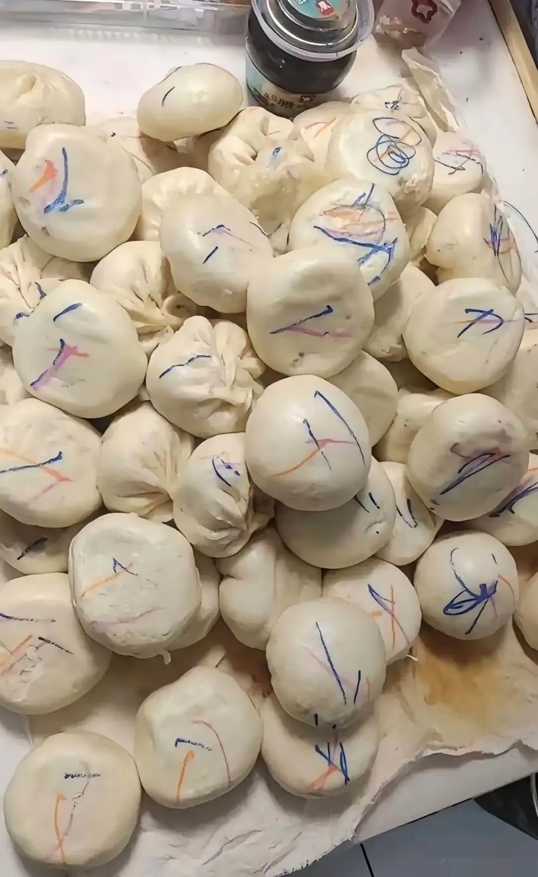 天塌了！我滴个妈呀！出去买个菜的功夫，好好的包子全被这样嚯嚯了！谁能告诉我，这该