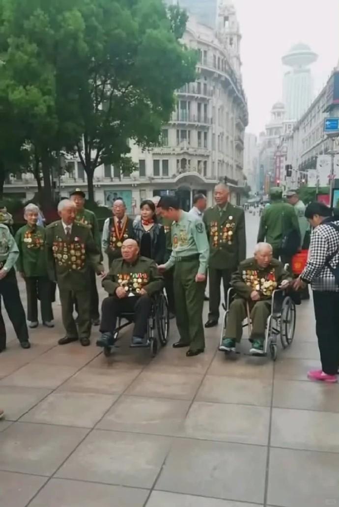 全身的军功章，每一枚背后都用鲜血换来的，祝福老英雄们健康长寿！  这才是国宝级明