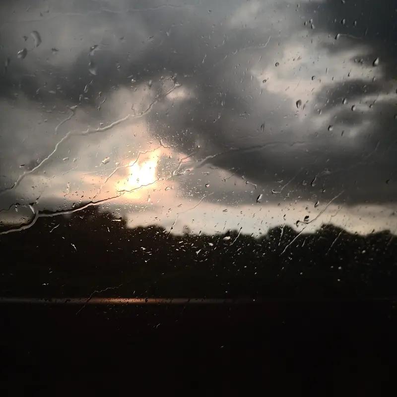 “阳光总在风雨后”这话真的太有道理了。就拿创业来说，多少人一开始满腔热血，结果被