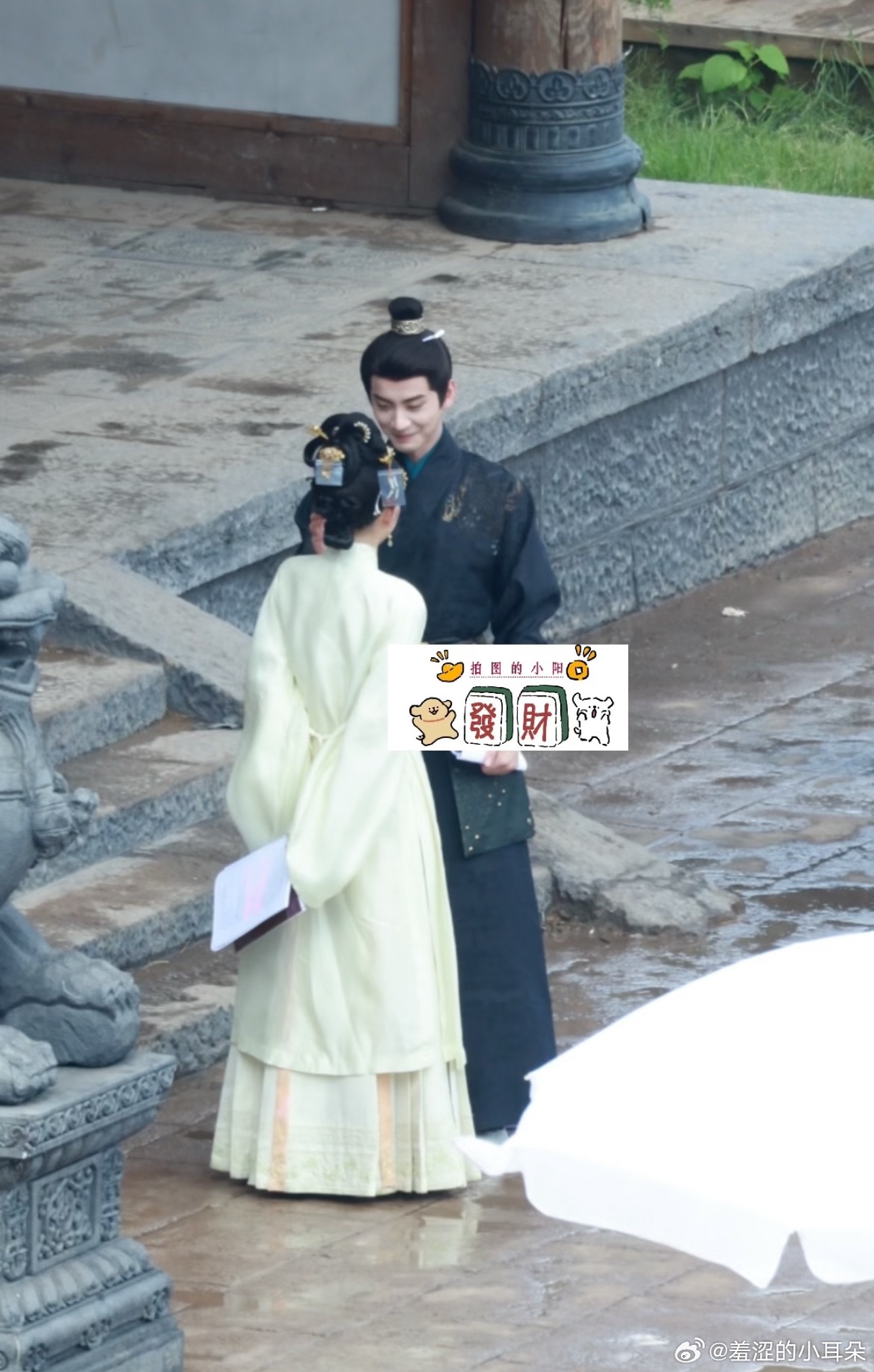表哥表妹这是婚后了吧，远远的都能看见表哥上扬的嘴角。 ​​​