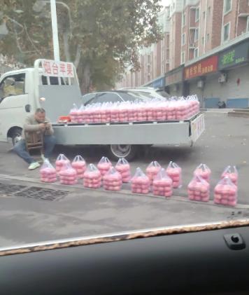 山东，街头一位卖苹果的大哥火了！不是因为苹果多便宜，而是他摆的苹果摊，整齐得让人