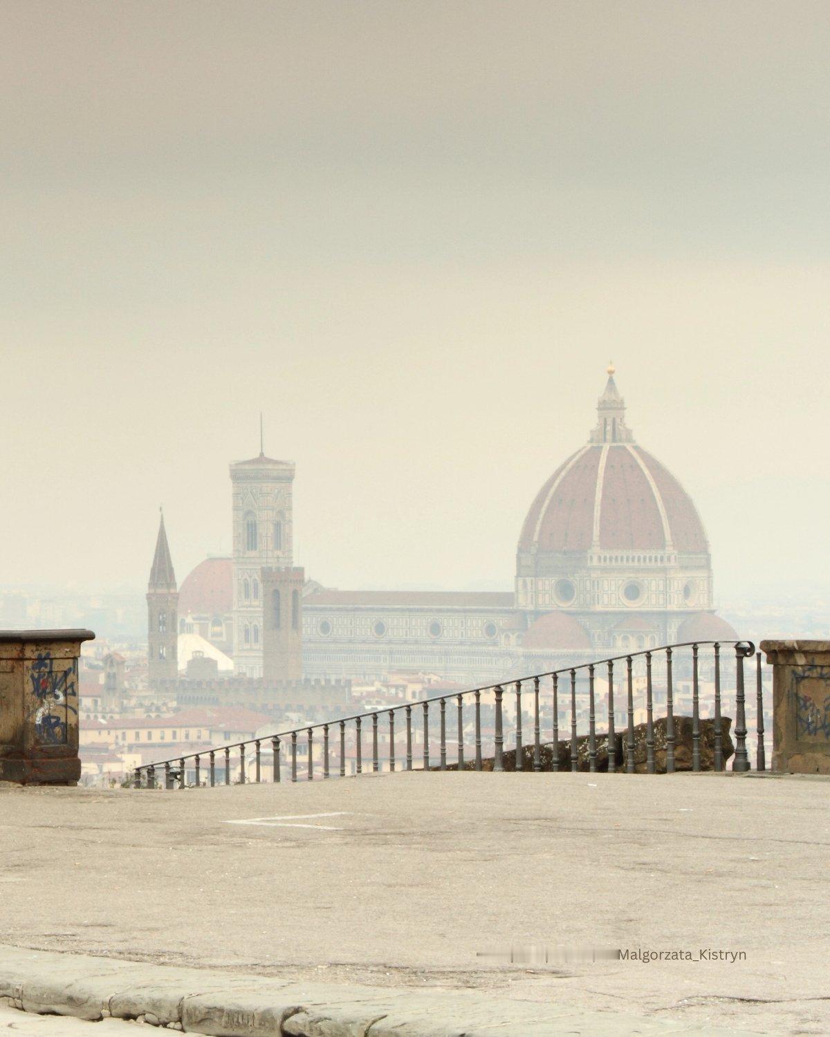 如果教会无法实现清贫的话，是可以追求“华丽”一点。   因为努力追求华丽本身就是