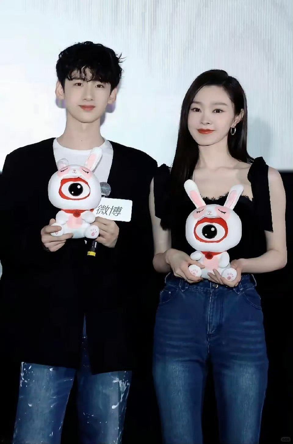 刘大锤曝白敬亭宋轶分手之前不是早就传这俩人分手了吗怎么还有装睡的人叫不醒啊？？而