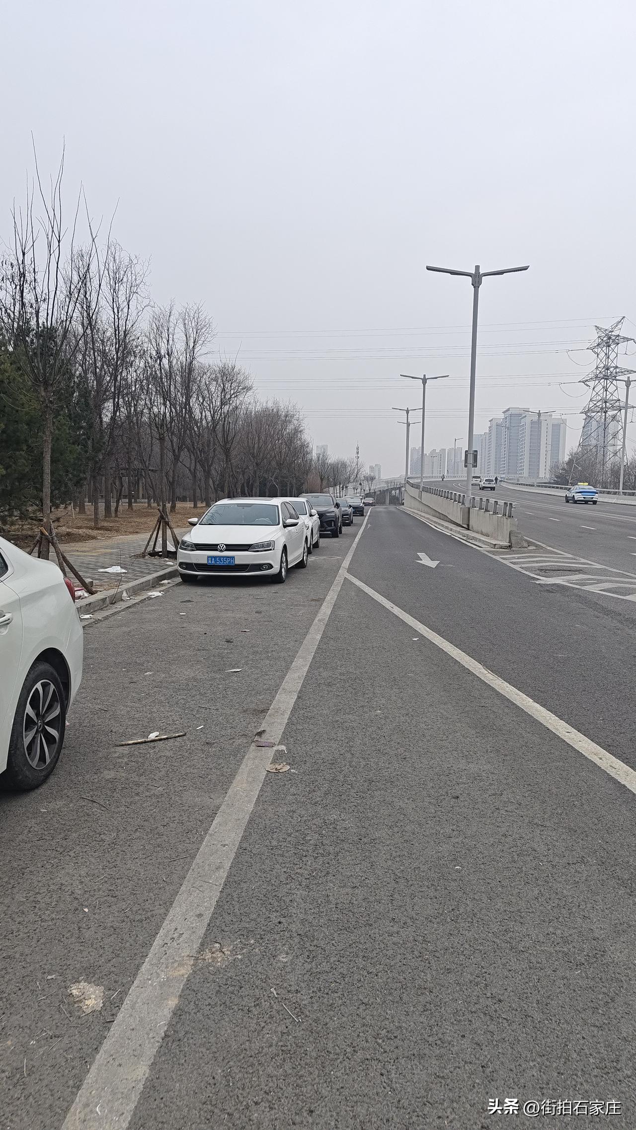 复兴大街，闽江道桥下，违停的车辆，太没素质呢！
把自行车辅路，直接占满了，自行车