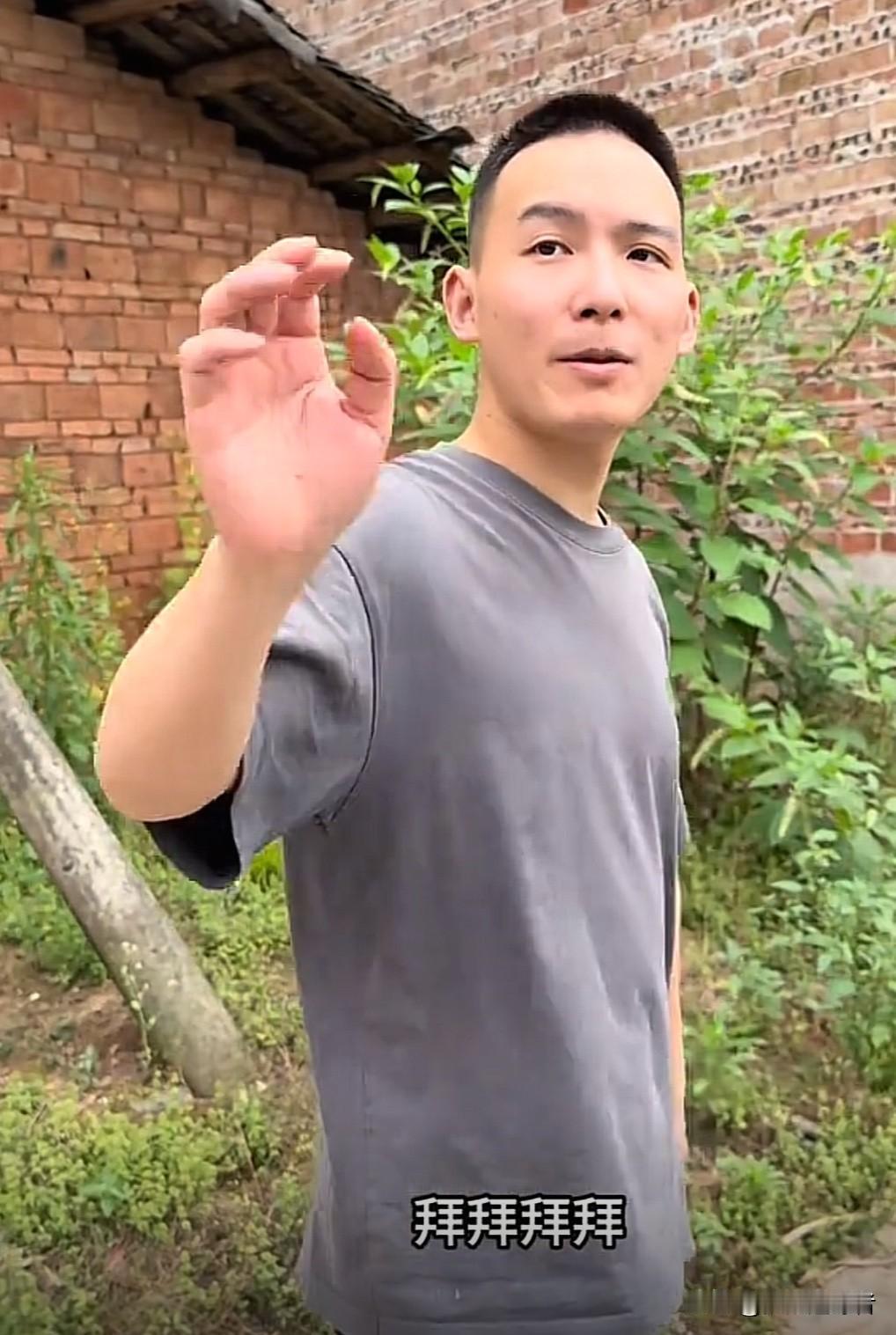 今晚，谢浩男妈妈许健华也更新了视频。在视频里，谢浩男说，从网上听到一句话，有些事
