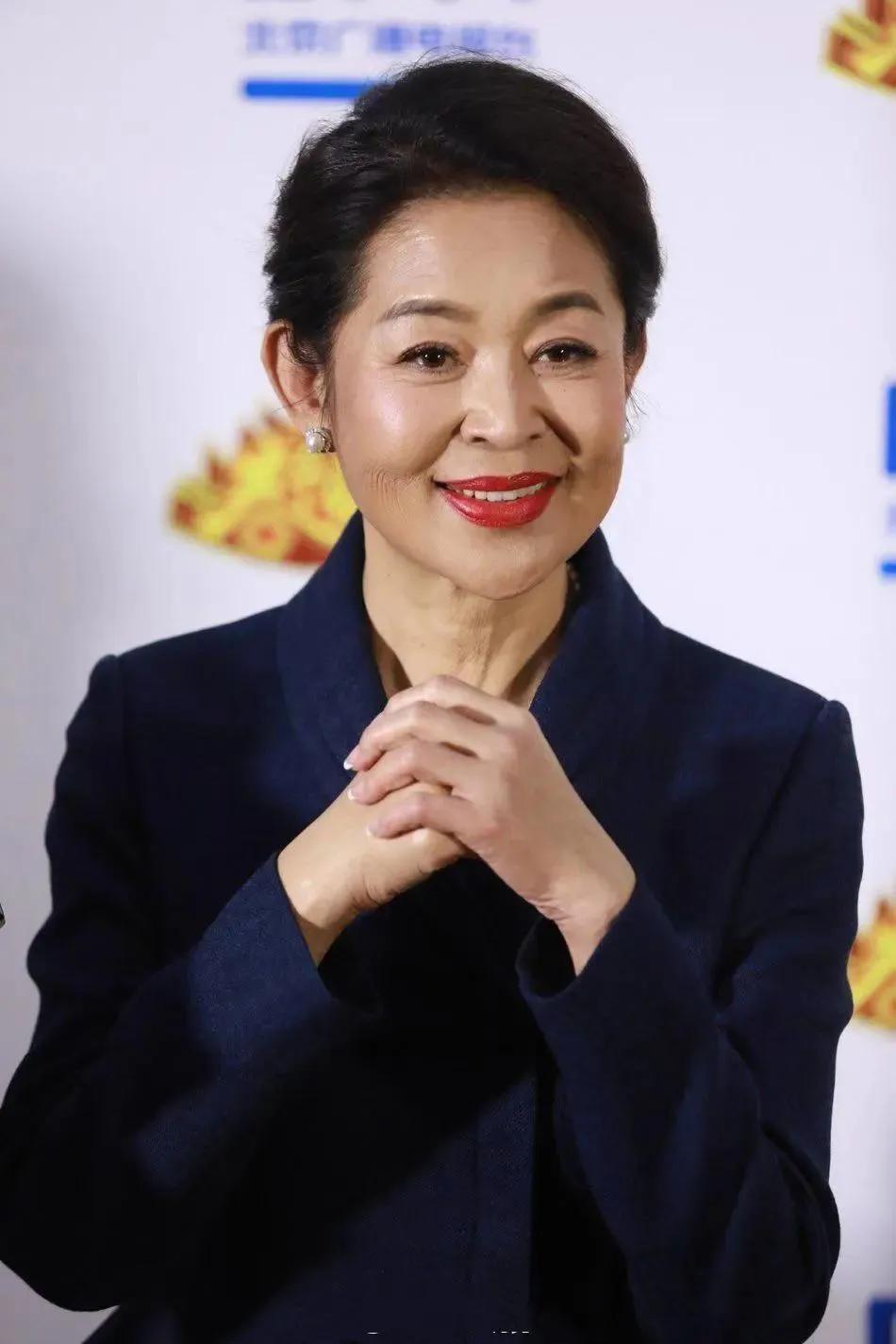 主持人，倪萍对任鲁豫，李思思，撒贝宁，小尼说，有好多人问我看不看春晚，我说我肯定