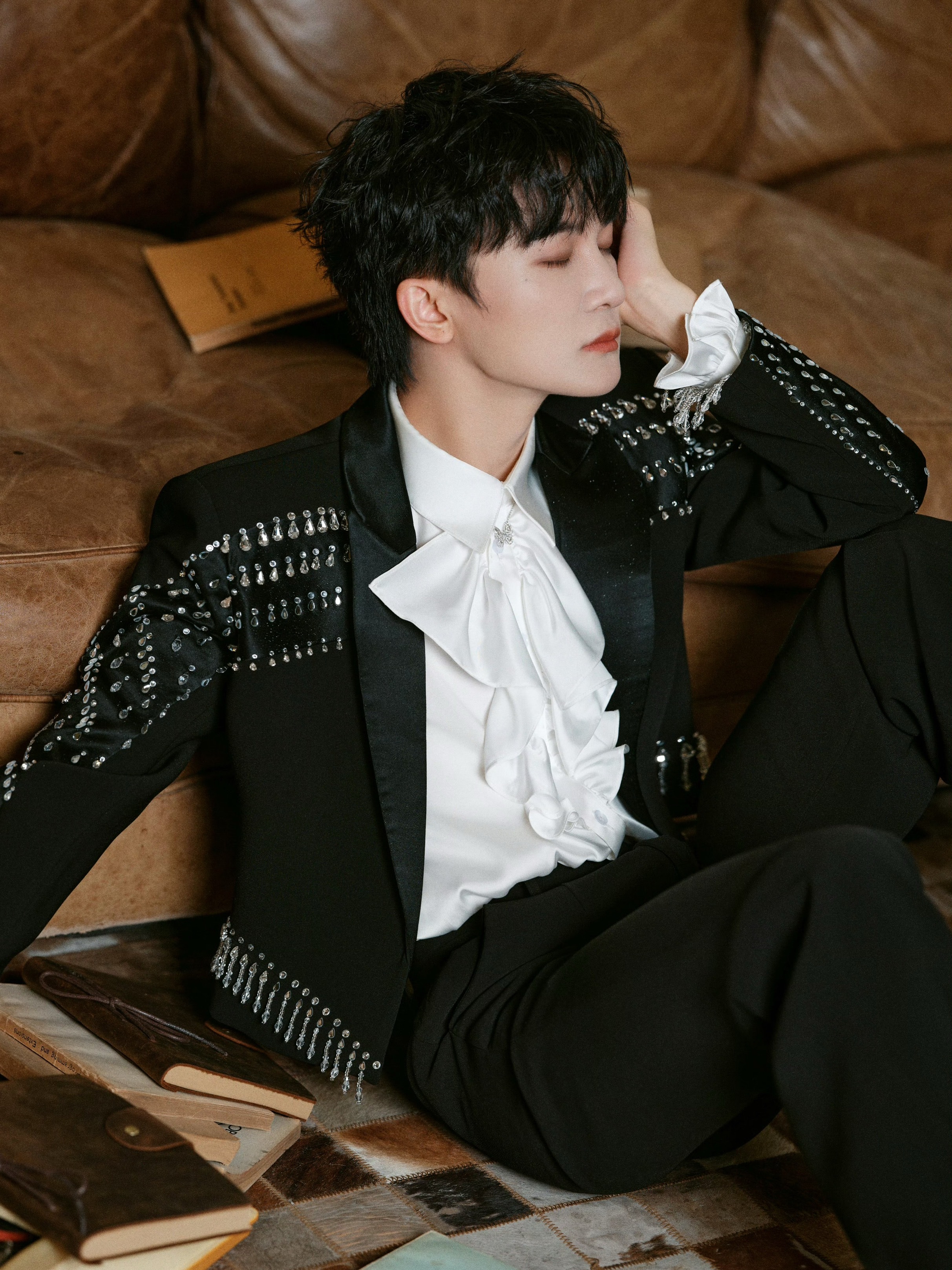 坐在地上太冰了会给宝宝冻坏的还是坐我脸上吧！ 