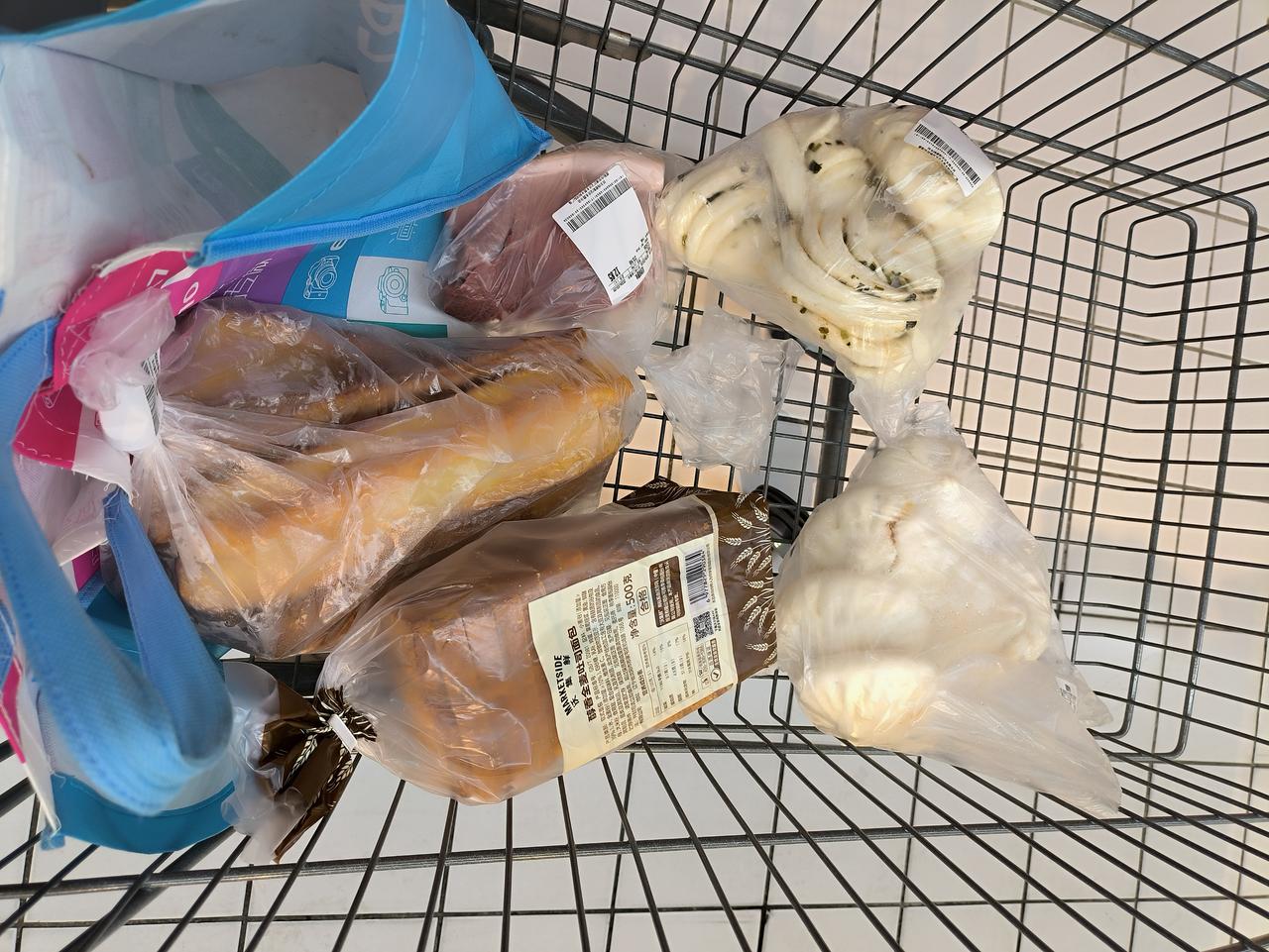 每天都不知道吃些什么早餐，今天跑去沃尔玛买些油条，包子，大超市的油条1块五一根，