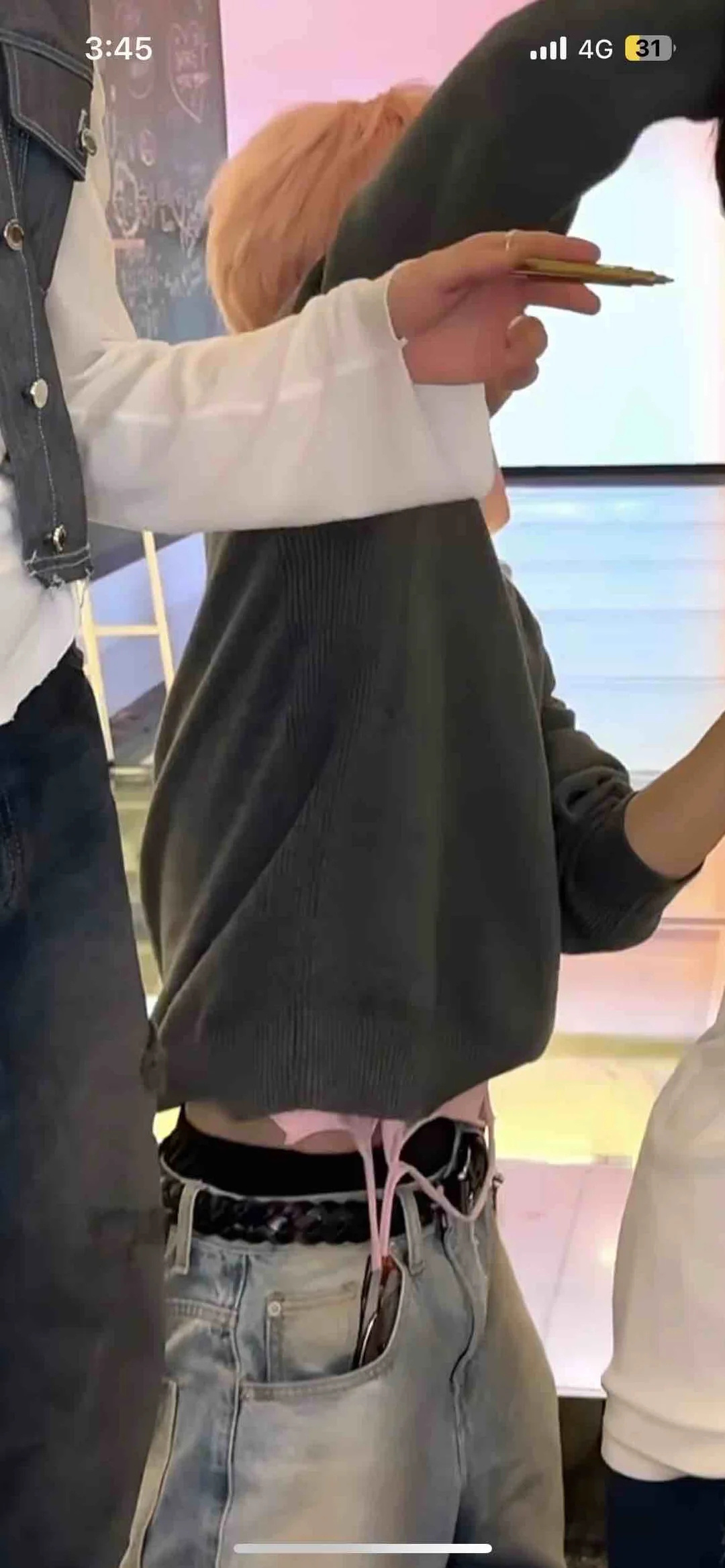 露肉了……好细的腰 