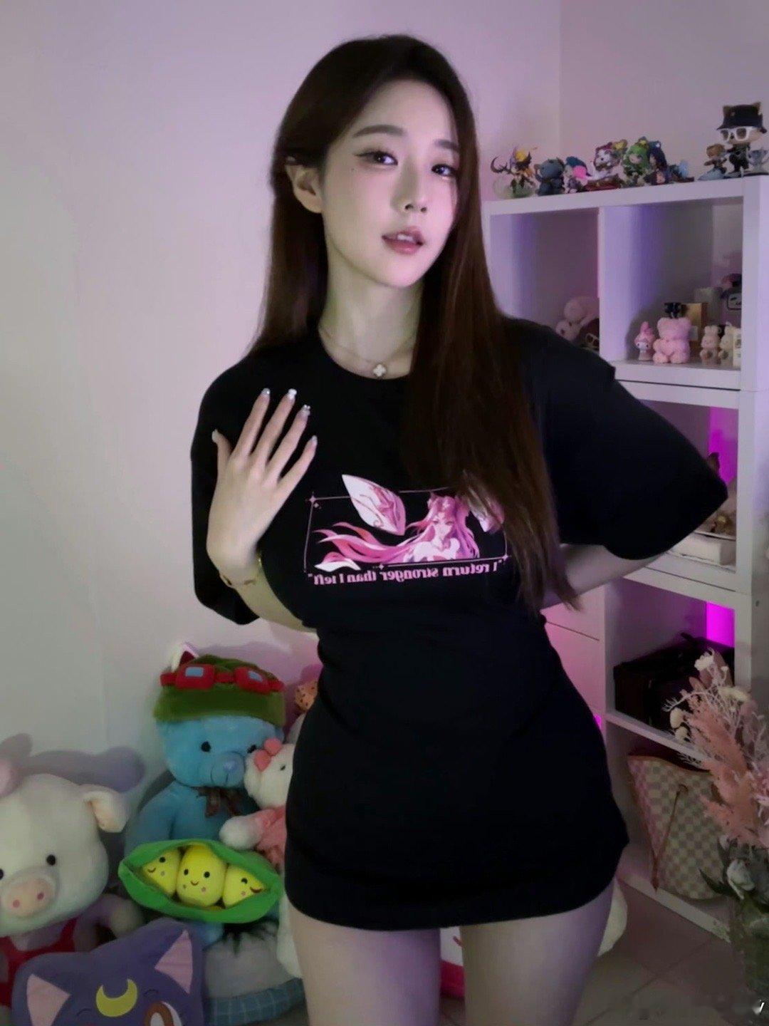 富有且慷慨！美好的一天从kitty开始[舔屏][舔屏]解说Kitty更博晒美照：