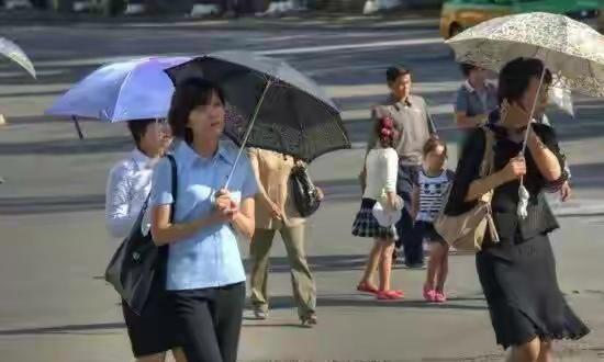 古镇的黄昏，打铁花照亮了仿古屋檐，人群中举着手机的孩子问妈妈：“我们这是在哪儿呀