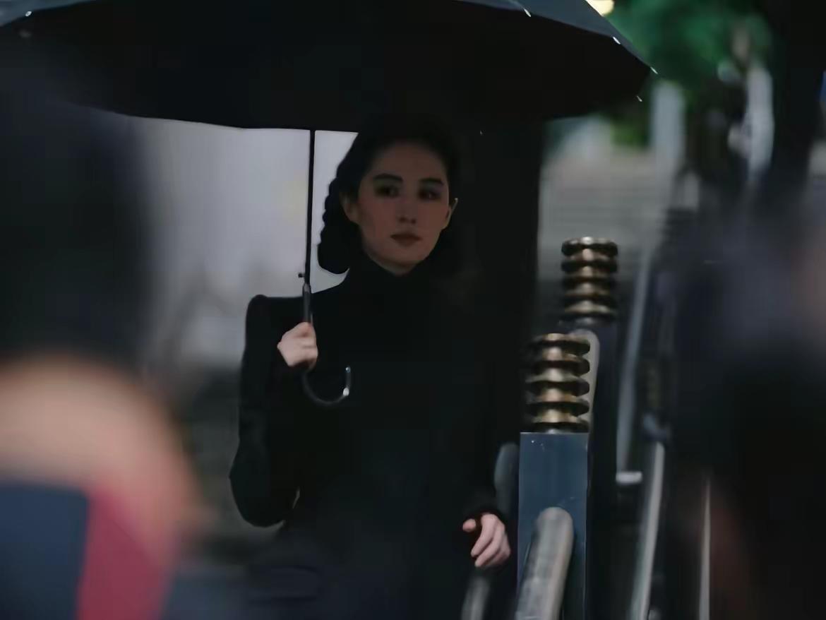 雨落下来 光也落下来。雨落下来，光也落下来。她仰起脸，世界在这一刻重新开始。刘亦