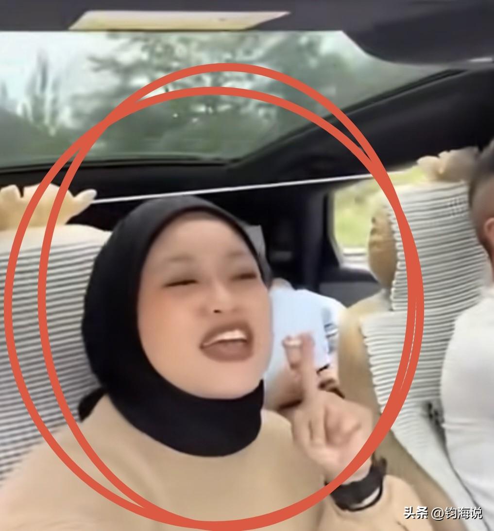 奇丑无比，嘴巴像牛屁股一样肿大。
她哪来的勇气笑话别人？