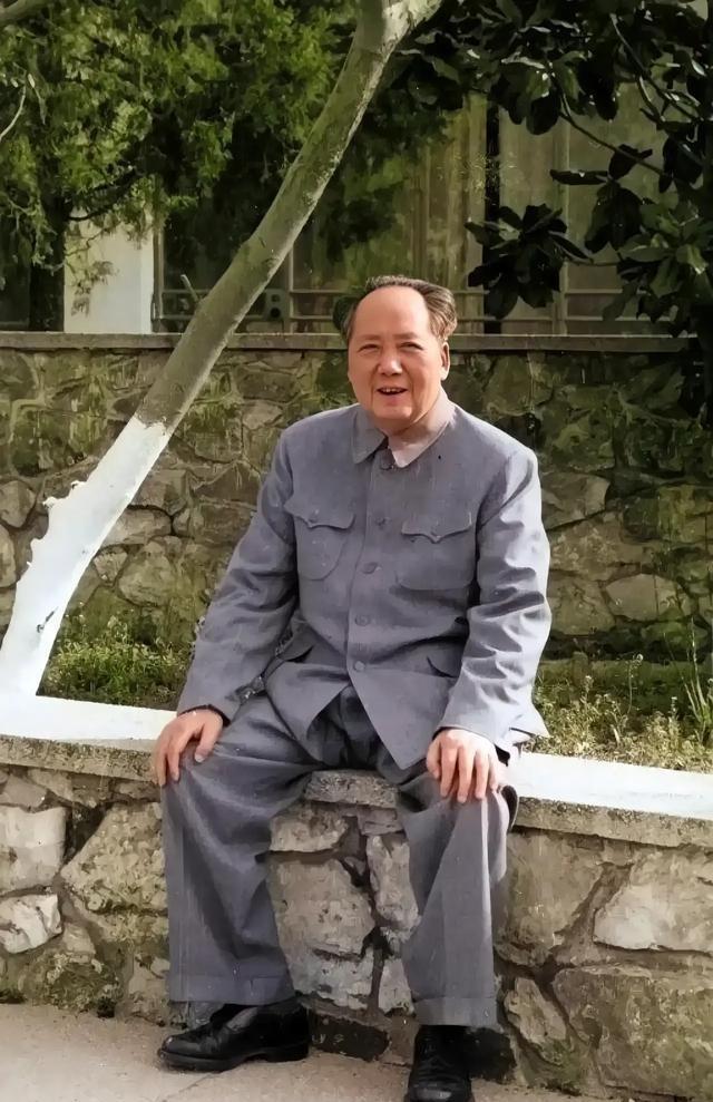 最隐蔽的伤害，是把一种生活供奉成“神”。
我们文化里，常把“男主外女主内”塑造成