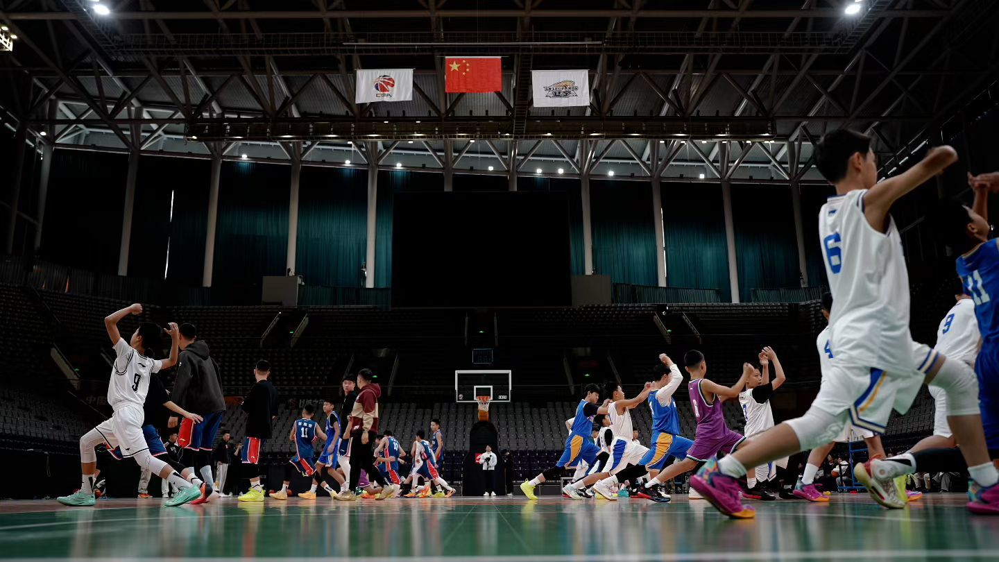 沈阳文艺二校小学的新赛季动员活动在辽宁体育馆进行，辽篮总经理、主教练、青训总监，