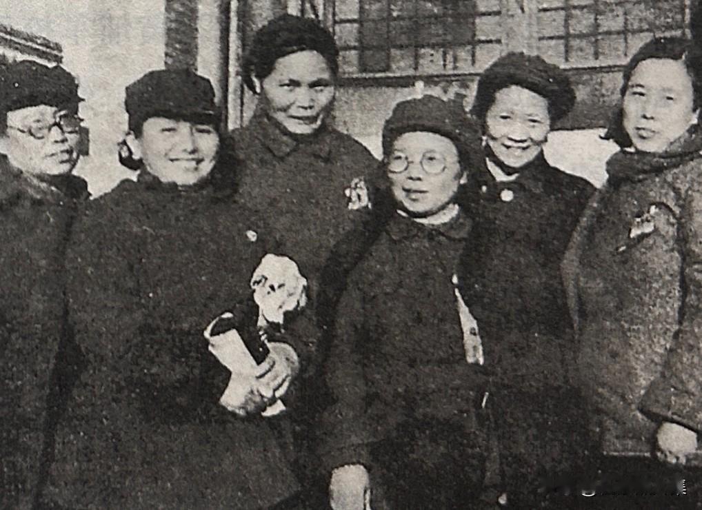 1949年4月，中国妇女第一次全国代表大会在北平中南海怀仁堂召开，这是中国妇女有