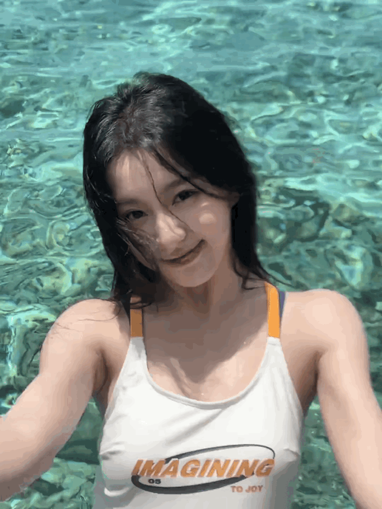 “新黄蓉”包上恩在海里拍的写真，

小美女果然是美得让人窒息！

她2002年5