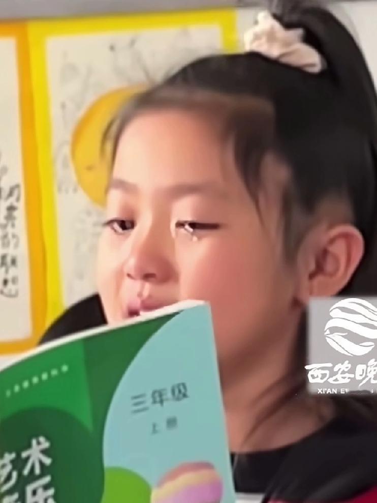 无意中刷到了这个视频，眼泪情不自禁的往下流，三年级一堂音乐课上，只因一名单亲女孩