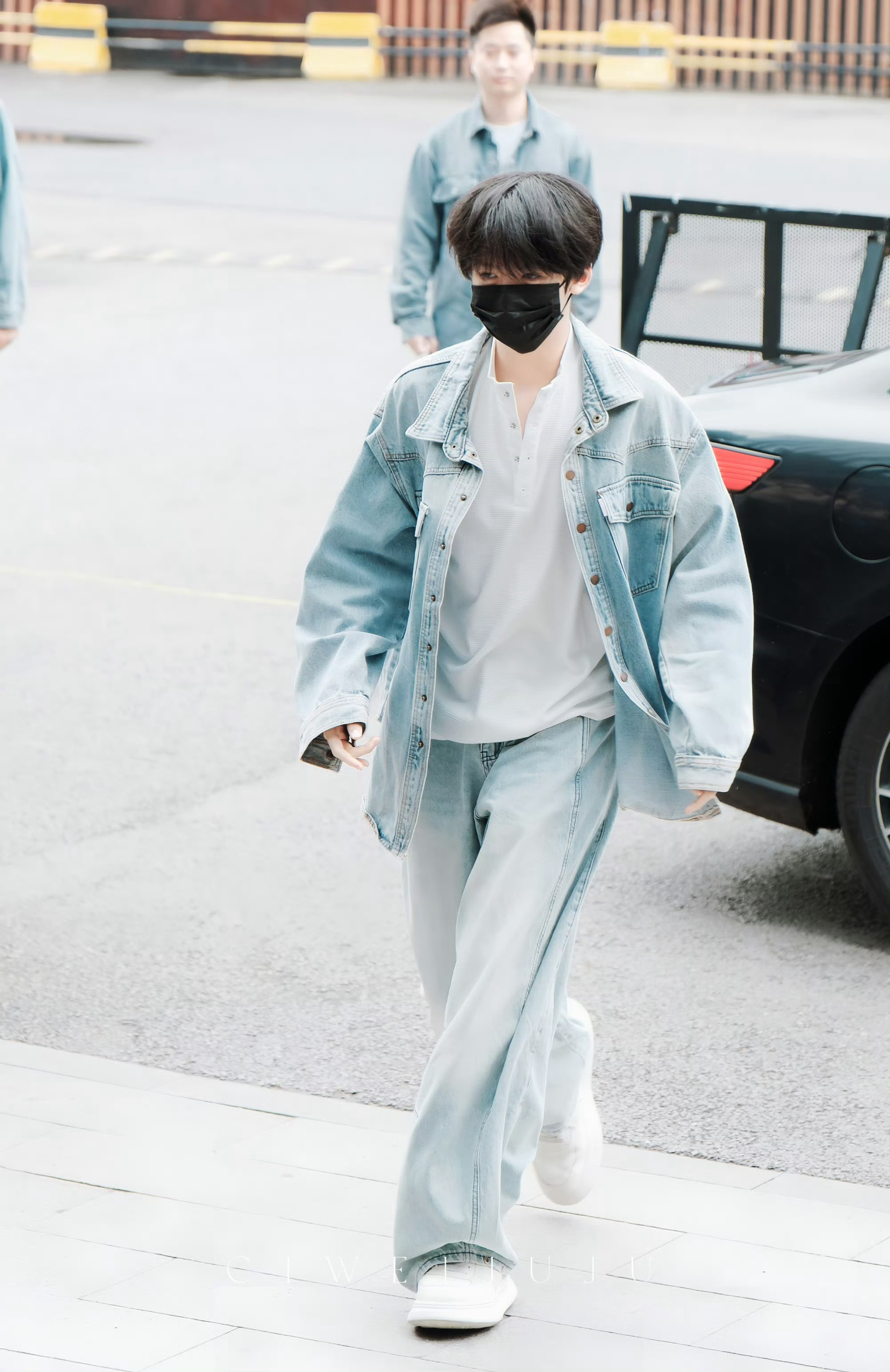 张奕然今日上班是铁了心要吸女友粉了吧牛仔大V领清冷又随性，帅到失语！这颜值这气质