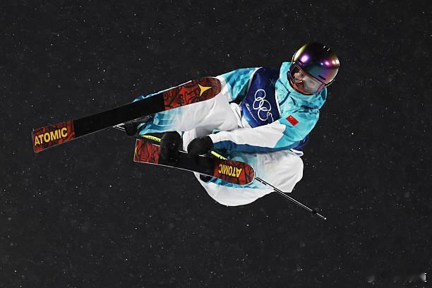 自由式滑雪女子U型场地技巧预赛李方慧节奏不错，在有所保留的情况下，拿到90.00