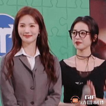 请问周雨彤是在干嘛？ ​​​