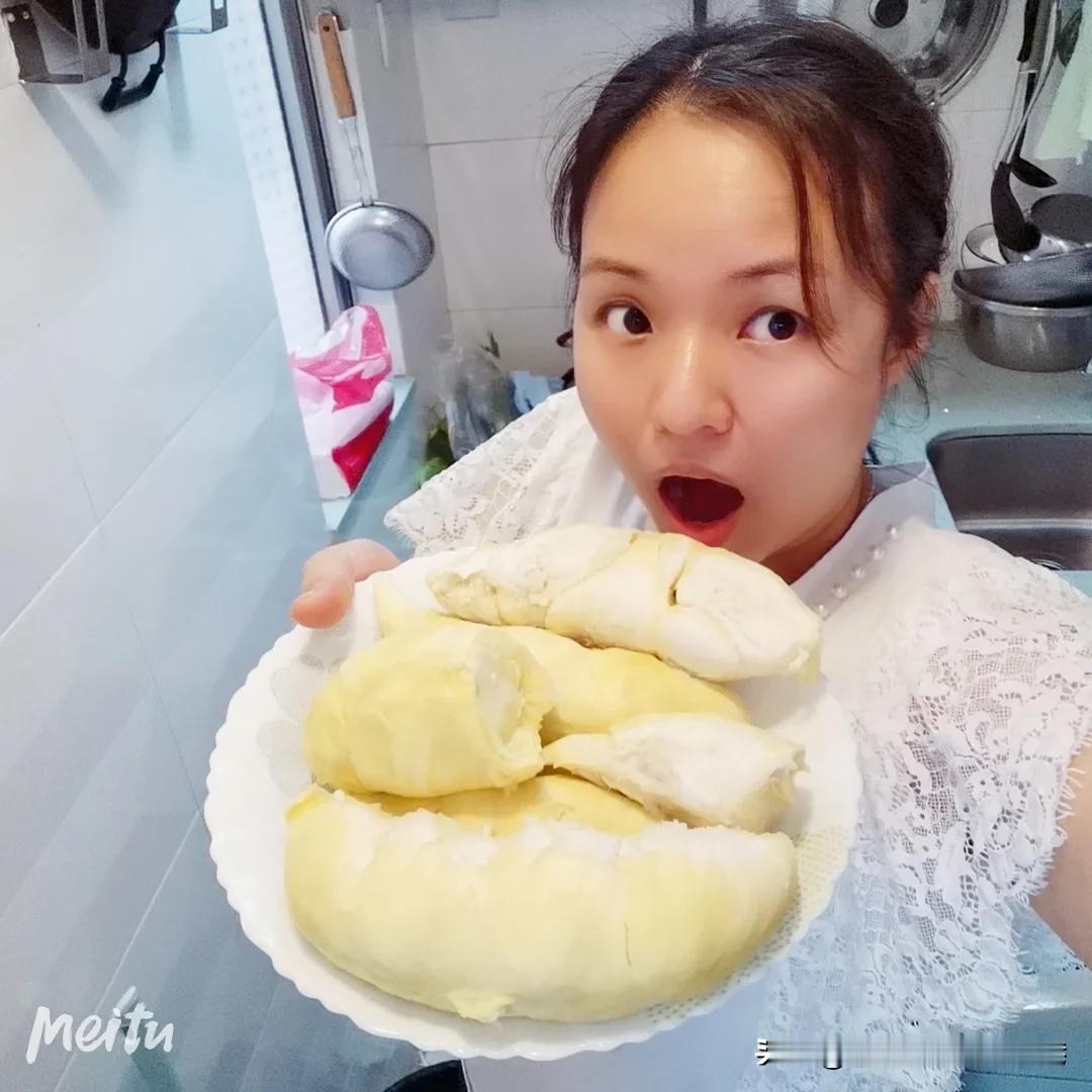 最近每天总是在外面跑来跑去，晚上剪视频，感觉很疲惫，网友说：吃榴莲补身，一个榴莲