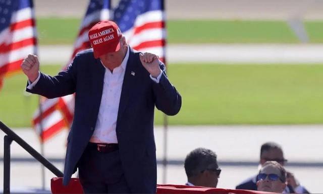 接着奏乐接着舞！
特朗普再次刷新了人们对于美国总统的新认知，堂堂一个超级大国总统