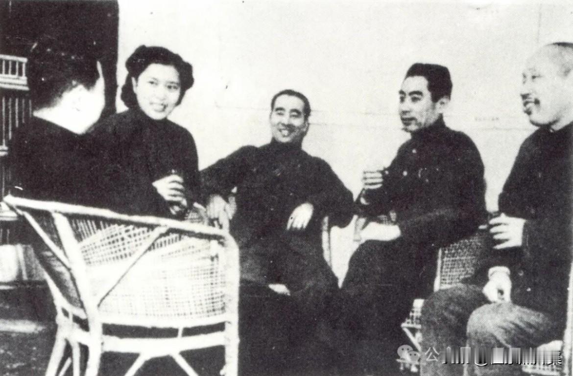 1943年4月，董必武、周恩来、龚澎等在重庆合影。当时正值抗日战争相持阶段，国共