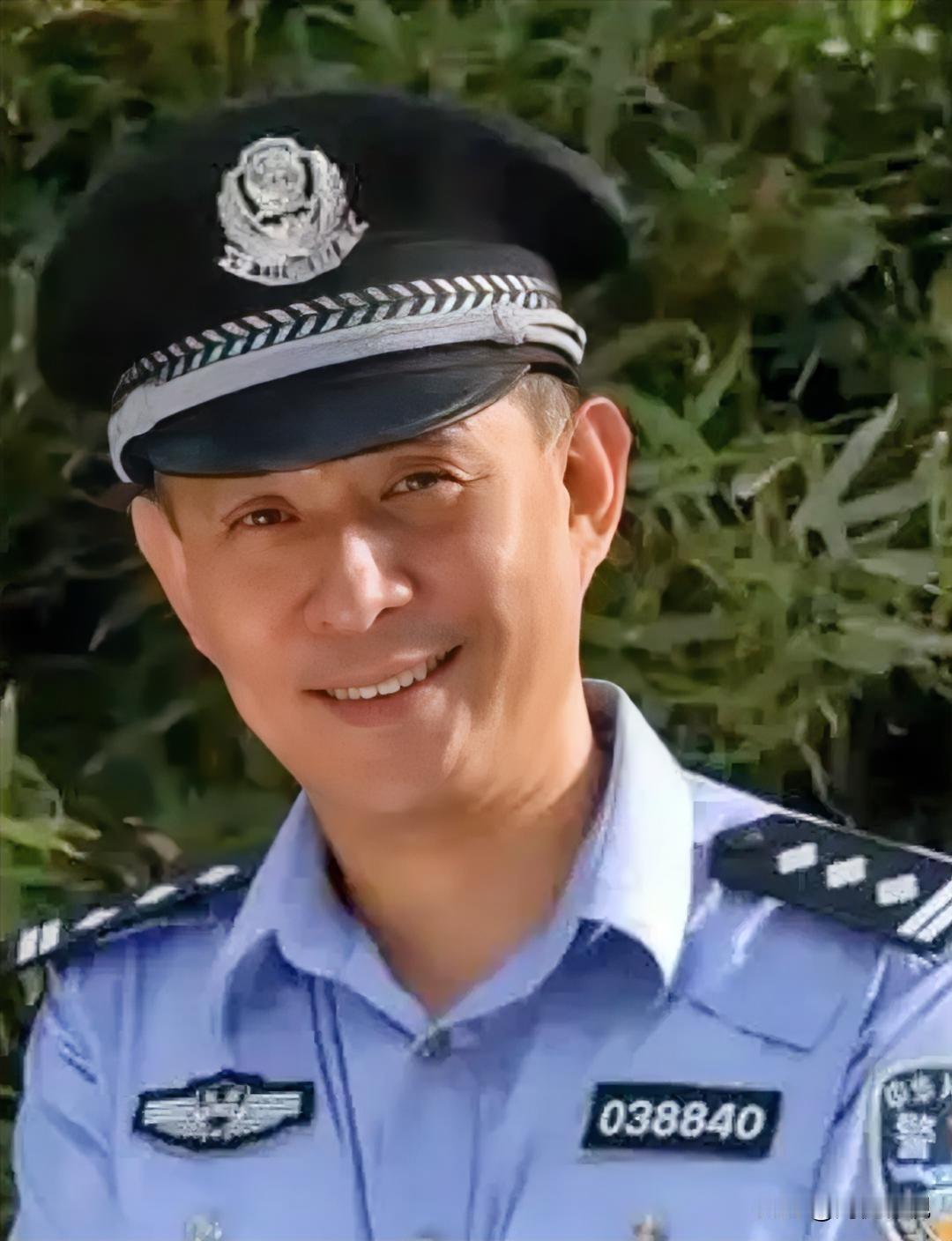 大家还记得这位男演员吗？
他今年61岁，土生土长的北京人，他年轻时五官端正，疏眉