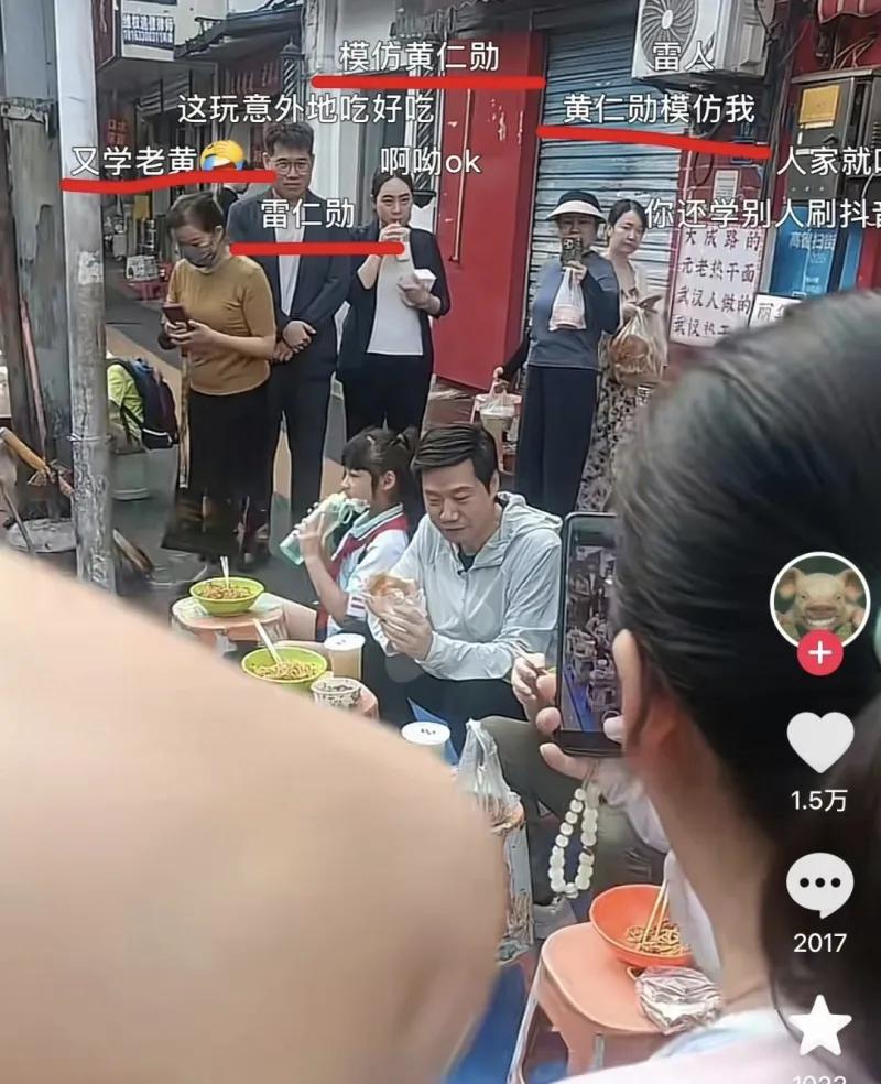 这两张图片记录了小米创始人雷军回到武汉大成路街边体验本地过早、品尝热干面和面窝的