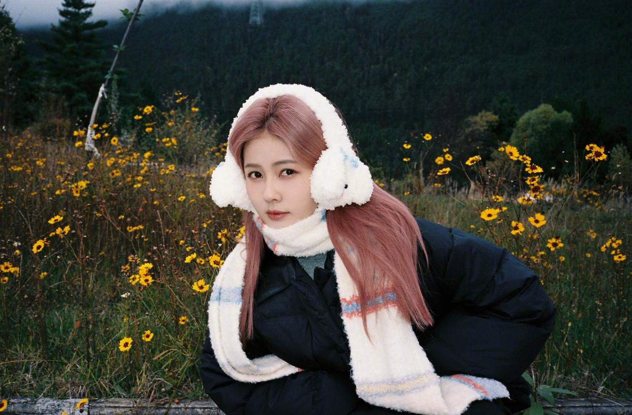 白鹿粉发风景库存照，粉发小菠限时返场，和小狗合照明媚又可爱啊~ ​​​​