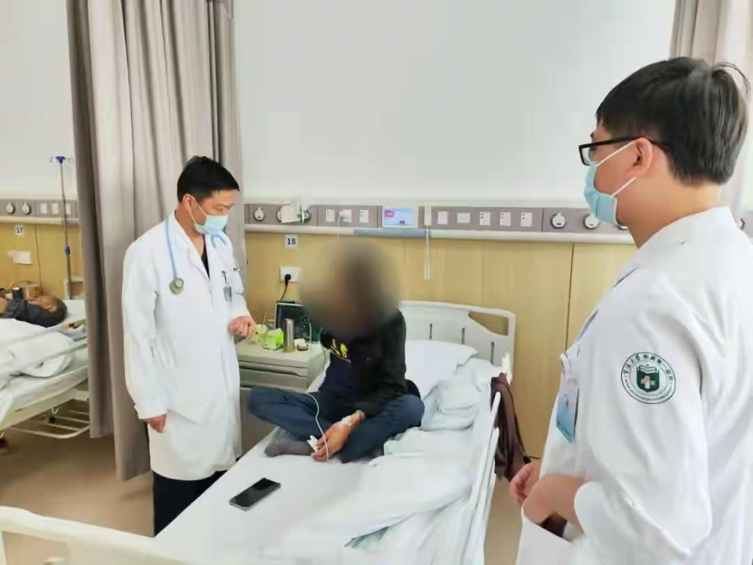 20岁男生肺被“啃”出10多个空洞！网友吓蒙：原来我真的命大

这不是科幻电影，