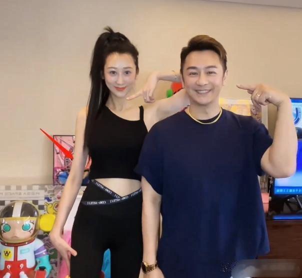 生了好几个孩子，肚子还这么平坦光滑，也是佩服 ​​​