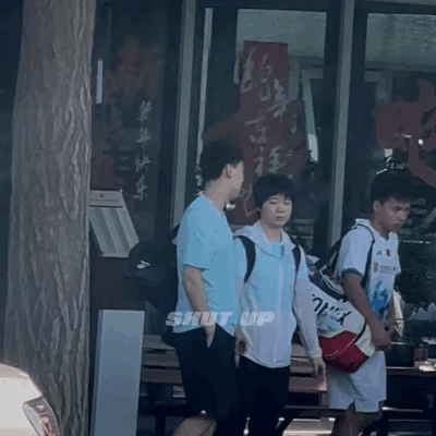 国乒今天继续上训了，继续为7月份的美国大满贯做准备。
周末休息了一天。
背着双肩