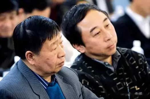 当初，冯巩的搭档刘伟不顾师父反对，执意移民。马季痛斥:国外谁认识你？而刘炜信誓旦