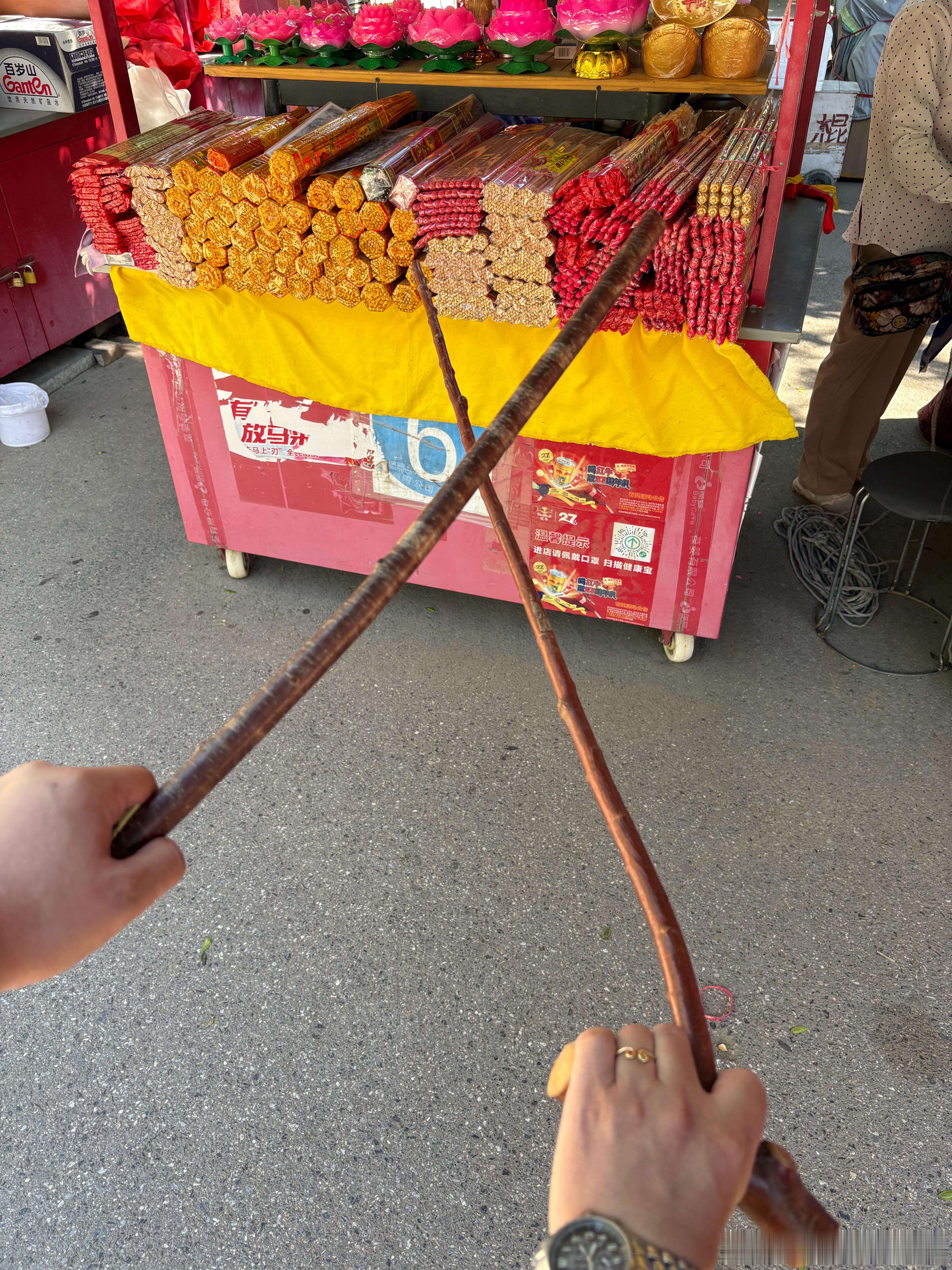 和老师逛潭柘寺。带着他买了个桃木棍～开心 ～哈哈哈哈 ​​​