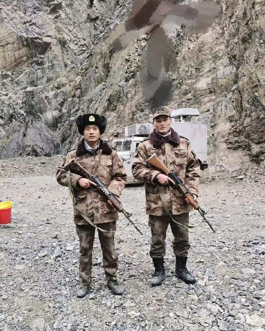 这照片第一次公开吧？我军缴获到了印度边防军的英萨斯突击步枪！在1962年中印边境